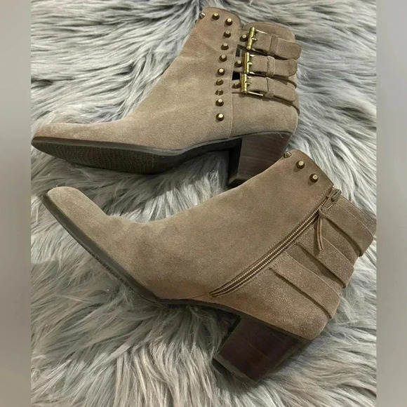 Stuart Weitzman Kickstart Studded Ankle Suede Heel Boots Booties Neutral Preppy - Picture 14 of 15